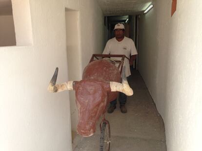 Un empleado de la plaza saca por toriles una carretilla de entrenamiento