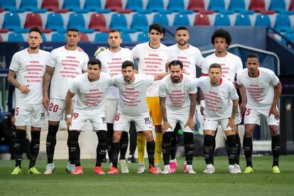Los jugadores del Sevilla posan con camisetas en contra de la Superliga.