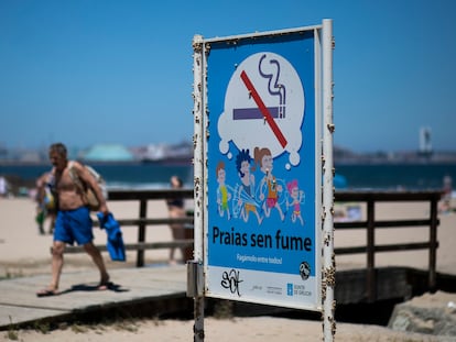 Un cartel recomienda no fumar en la playa de Bastiagueiro, en Oleiros (A Coruña).