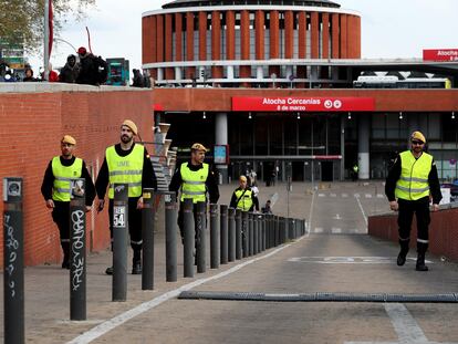 Miembros de la Unidad Militar de Emergencias patrullan este domingo por la estación de Atocha.