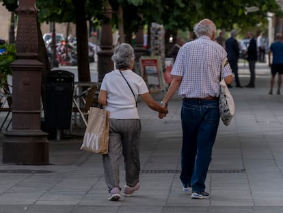Una pareja de jubilados paseaba por las calles de Sevilla el pasado octubre.