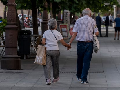 Pareja de jubilados en el centro de Sevilla.