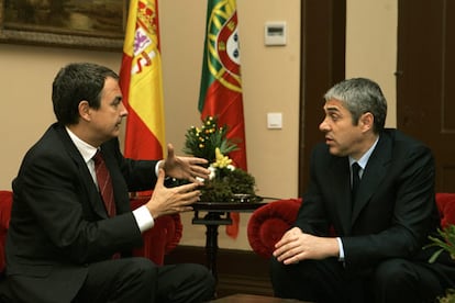 José Luis Rodríguez Zapatero (izquierda) y José Sócrates, presidente del Gobierno portugués, en Évora.