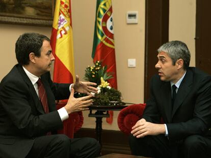 José Luis Rodríguez Zapatero (izquierda) y José Sócrates, presidente del Gobierno portugués, en Évora.