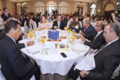 La ministra de Fomento, Ana Pastor (c-i), y el de Industria, José Manuel Soria (c), junto con una representación de empresarios grancanarios, hoy durante el foro organizado por la cadena SER en Canarias esta mañana.