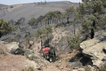 Un camión autobomba accidentado en la zona del incendio donde murieron los 11 trabajadores.