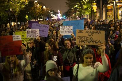 Centenares de personas participan en una manifestación con motivo del Día Internacional para la Eliminación de la Violencia contra la Mujer, en Sevilla.