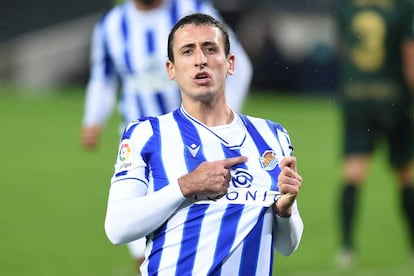 El delantero de la Real Sociedad Mikel Oyarzabal, capitán e insignia de la cantera txuri-urdin, exhibe con orgullo el escudo del club en la celebración de un tanto esta temporada.