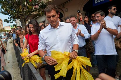 Albert Rivera e Inés Arrimadas retiran lazos amarillos independentistas en la localidad barcelonesa de Alella, en agosto de 2018.