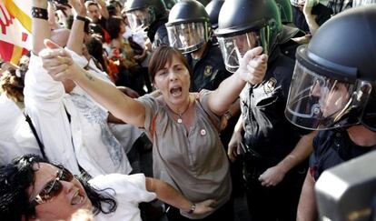 Un grupo de trabajadores protesta ayer ante el Instituto Catal&aacute;n de Salud