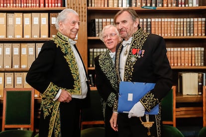 Mario Vargas Llosa (izquierda) con Daniel Rondeau (derecha), antes de la ceremonia de su ingreso en la Academia Francesa.