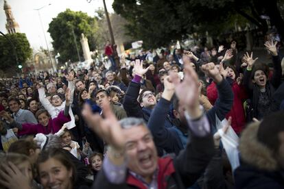 Los asistentes piden caramelos a las carrozas de la cabalgata de los Reyes Magos en Sevilla.