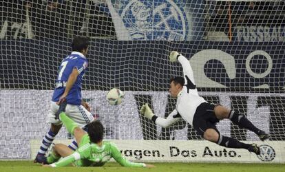 Raúl marca el primer tanto del Schalke al Wolfsburgo, su gol 400 como profesional.