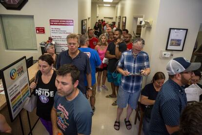 Los donantes esperan en el Centro de Donación de Sangre en Orlando, para las necesidades sanitarias de los heridos en la discoteca gay.