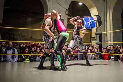 La Trple W presenta espectáculos de Lucha Libre en La Tabacalera.