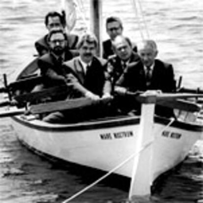 El alcalde de Barcelona y presidente del comité organizador, Pasqual Maragall; el presidente del COI, Juan Antonio Samaranch; el vicepresidente del Gobierno, Narcis Serra; el presidente de la Generalitat, Jordi Pujol; el presidente del COE, Carlos Ferrer Salat, y el consejero delegado del COOB, Josep Miquel Abad, reman juntos en el puerto Olímpico a bordo de la 'Mare Nostrum', reunidos por EL PAÍS