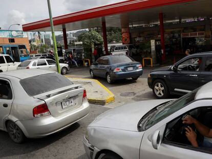 Algunos conductores aguardan a cargar gasolina en Caracas, Venezuela. 