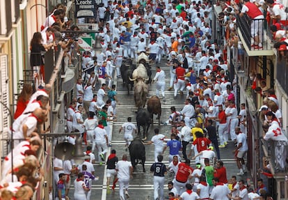 Los toros de la ganadería pacense de Jandilla a su paso por la calle de la Estafeta. Según el primer parte médico, solo se ha producido un herido en un brazo por asta de toro en la plaza, tres contusionados en tórax y brazos y un quinto mozo trasladado al hospital a causa de un pisotón.