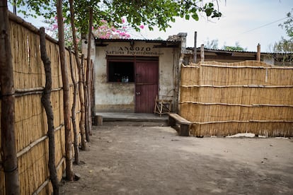 Este es el bar donde los hombres del pueblo van a beber. Detrás de las esteras de caña se encuentran las habitaciones donde residen las prostitutas. Este, concretamente, tiene un total de ocho.