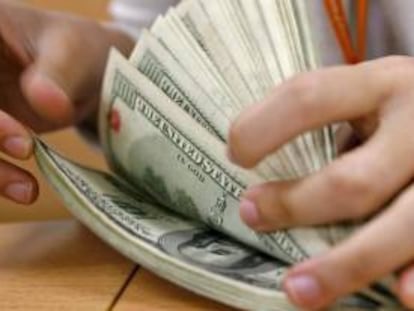 Las dos grandes cadenas colombianas pagaron al Estado 187.184 millones de pesos (103,2 millones de dólares), cada una, en enero de 2009 por la prórroga de la licencia de operación hasta el año 2019. EFE/Archivo