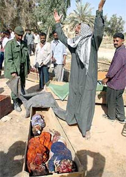 Los cadáveres de tres niños, víctimas de un ataque contra un vehículo civil en el sur de Irak, ayer en Hilla.