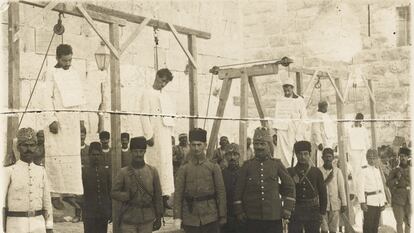 Soldados turcos posam depois do enforcamento de vários armênios em 1915 em Aleppo, na Síria.