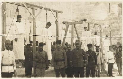 Soldados turcos posan tras el ahorcamiento de varios armenios en 1915 en Alepo, en Siria.