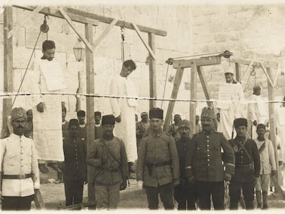 Soldados turcos posam depois do enforcamento de vários armênios em 1915 em Aleppo, na Síria.