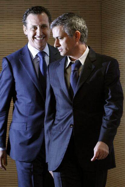 Mourinho and Valdano on the day the Portuguese joined Real Madrid.