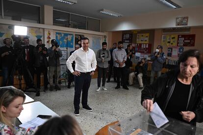 El líder del partido izquierdista Syriza, Alexis Tsipras, en el centro de la imagen, en un colegio electoral de Atenas durante la jornada electoral de este 21 de mayo de 2023.