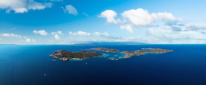 Vista aérea del archipiélago de La Maddalena con las islas de Budelli, Razzoli y Santa Maria.