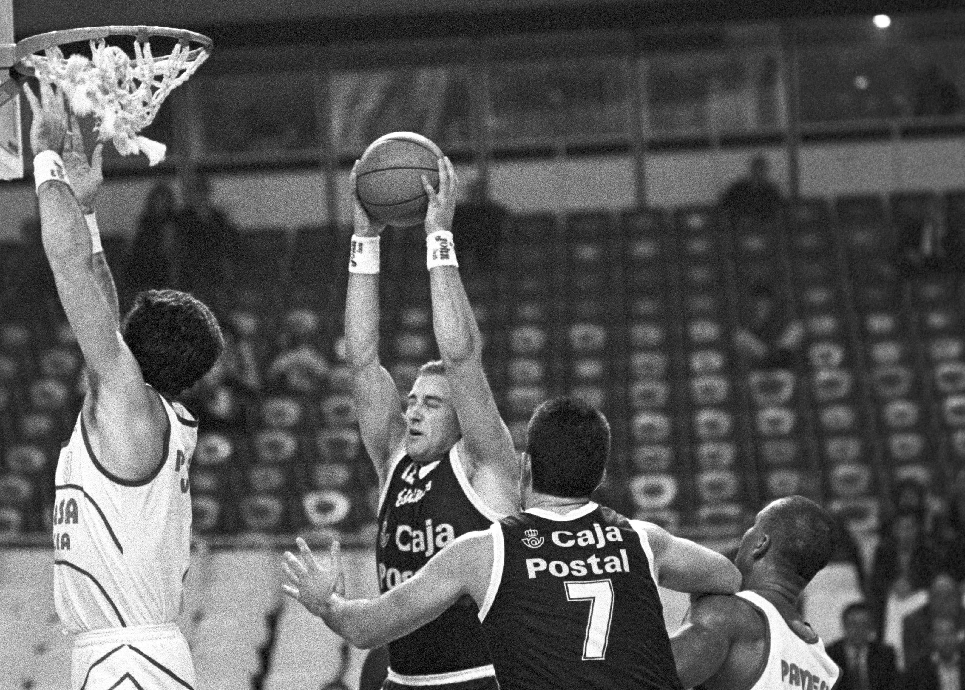 Pinone, con el balón, ante el Pamesa Valencia en 1990.
