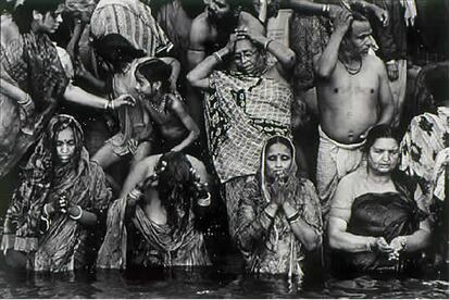 Las multitudes se bañan y oran en el agua del Ganges.