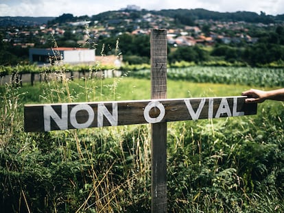 Uno de los numerosos letreros contra el trazado del vial PO-010 que salpican el paisaje de Beade en Vigo.