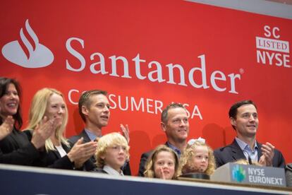 Thomas Dundon, segundo por la derecha, en la salida a Bolsa de Santander Consumer USA.