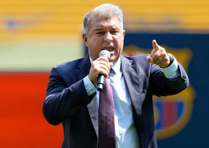 El presidente del FC Barcelona, Joan Laporta, exultante durante la presentación de Robert Lewandowski.Alejandro Garcia (EFE)