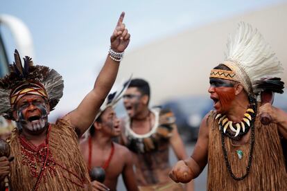 Indios brasile?os protestan a favor de la demarcacin de sus territorios en la Explanada de los Ministerios, en Brasilia (Brasil).