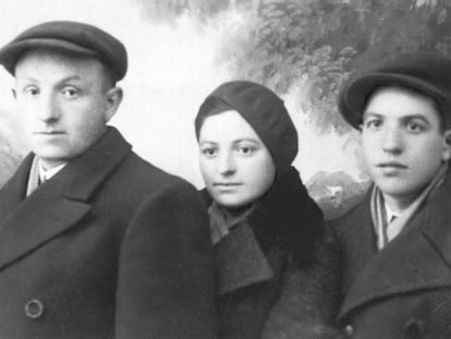 Familiares de Ivan Jablonka deportados desde Francia a los campos de concentración nazis. Imagen incluida en 'Historia de los abuelos que no tuve'.