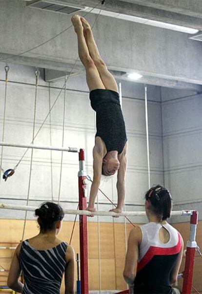 Entrenamiento de gimnastas en el Centro de Alto Rendimiento en Madrid.