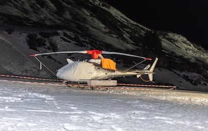 Un helicóptero, ya recogido, tras participar en las labores de rescate de los esquiadores sepultados en una avalancha alpina en Austria este 25 de diciembre.