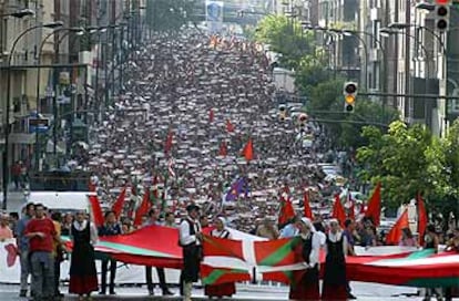 Aspecto de la marcha de hoy en Bilbao, con la pancarta al fondo en la que se loaba a Arkaitz Otazua.