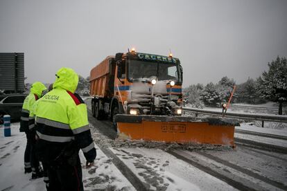 Una patrulla de Mossos d Esquadra observa como pasa una máquina quitanieves por un puente que cruza la A2 a la altura de El Bruc, el 28 de febrero.