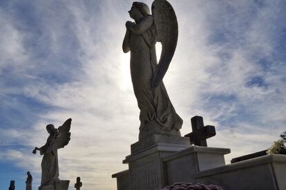 Vista del cementerio de San Froilan, en Lugo, donde en un día inusualmente soleado unas figuras de marmol adornan las tumbas.