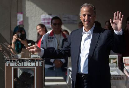 El candidato presidencial José Antonio Meade por 'Todos por Mexico' saluda a los medio gráficos antes de introducir su papeleta.