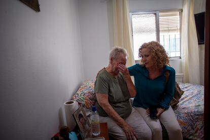 Francisca Picasso se emociona junto a la presidenta de la asociación de vecinos del barrio, Candelaria Grimaldi, al pensar que no vivirá para ver las viviendas prometidas.