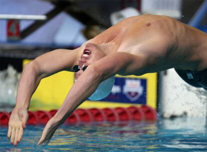 Aaron Peirsol salta a la piscina en la salida de los 200 metros espalda.