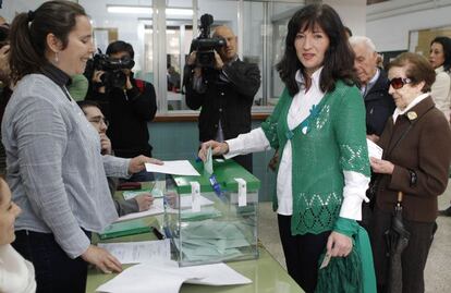 La candidata del PA se ha vestido de verde y blanco, los colores de la bandera andaluza y de su partido, y ha votado con una enseña de Andalucía colgada de la muñeca.
