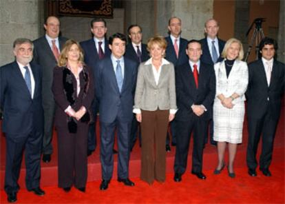 Esperanza Aguirre posa con los 11 consejeros de su Ejecutivo.