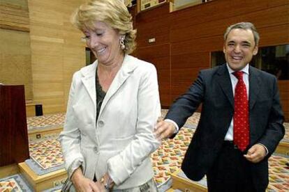 Esperanza Aguirre y Rafael Simancas bromean ayer en el hemiciclo de la Asamblea regional.