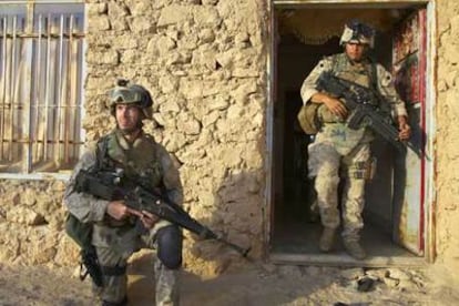 Dos soldados estadounidenses registran una casa en la localidad de Parwana en el trancurso de la operación.